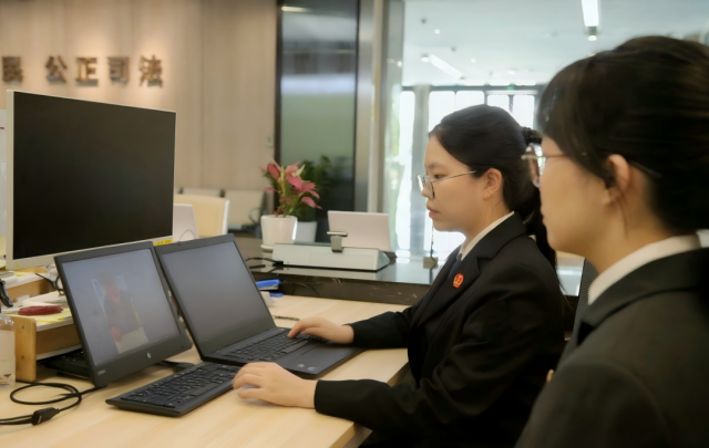 前海法院工作人员正在进行在线视频授权面签