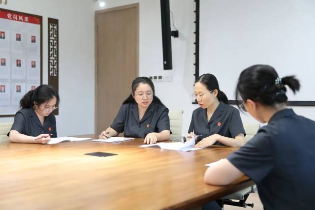 全国首宗认可和执行“港资港仲裁”裁决案，图为合议庭法官合议案件