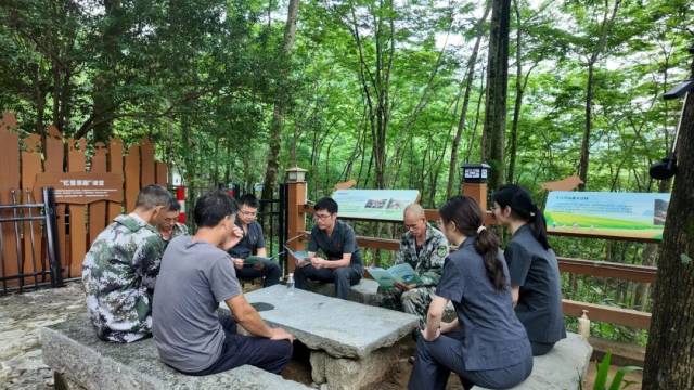 法院干警在白湾保护区为护林员宣讲生态环境保护相关法律知识 法院干警在白湾保护区为护林员宣讲生态环境保护相关法律知识