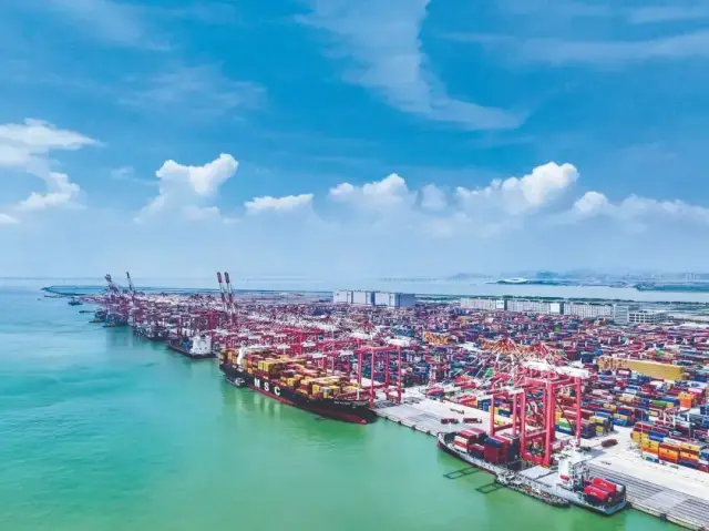 蔚蓝晴空下,南沙港巨轮穿梭、桥吊林立,海事司法为这片繁忙的国际航运枢纽筑牢法治屏障 蔚蓝晴空下,南沙港巨轮穿梭、桥吊林立,海事司法为这片繁忙的国际航运枢纽筑牢法治屏障