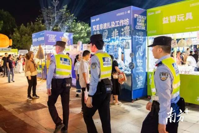 流动的“藏蓝警色”，交织成一张全方位、立体化的平安防护网。受访者供图