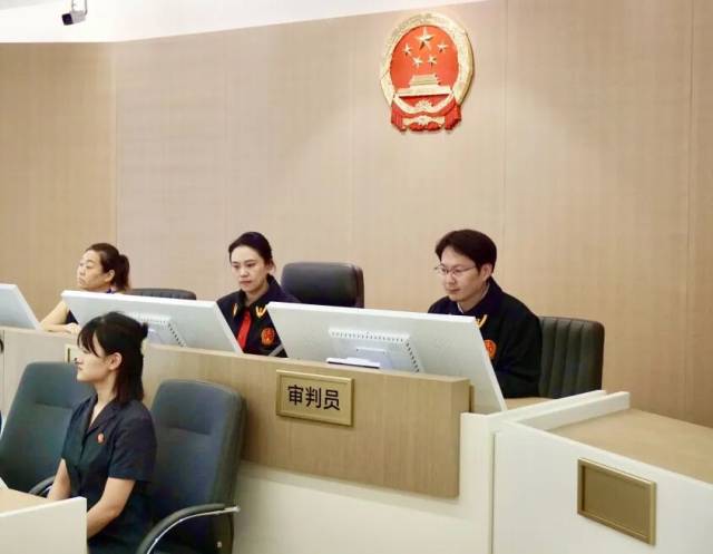 兰诗文(右二)审理一起扩展坞实用新型专利纠纷 兰诗文(右二)审理一起扩展坞实用新型专利纠纷