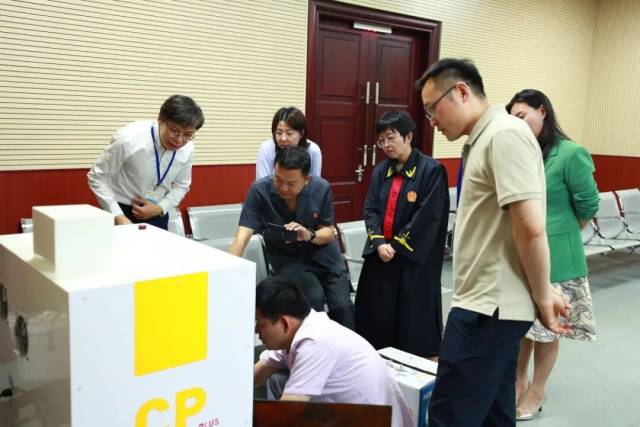 法官彭盎和技术调查官赵军在审理一起案件 法官彭盎和技术调查官赵军在审理一起案件