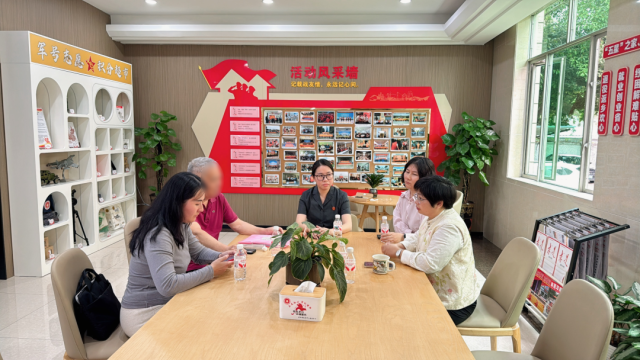 法官与调解员及相关工作人员对案件当事人开展背对背调解工作