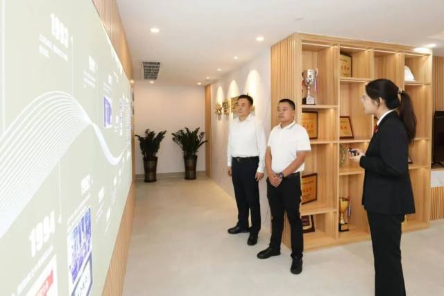 全国人大代表周冲（中）在番禺法院调研