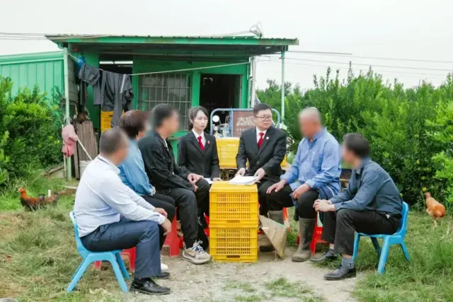法官在柑园为双方当事人释法说理 法官在柑园为双方当事人释法说理