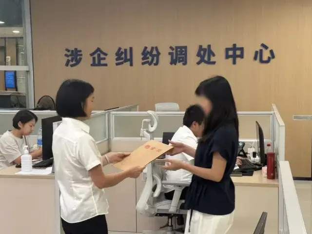 调解员为当事人送上“法治礼包” 调解员为当事人送上“法治礼包”