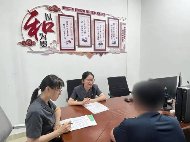 法院干警正在调解一宗涉茶纠纷