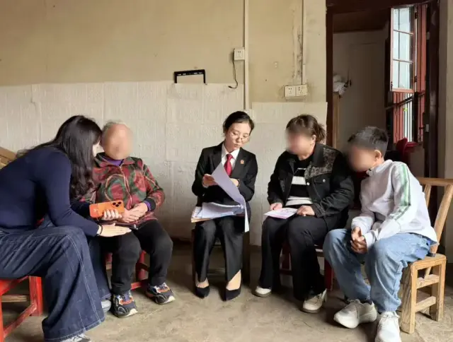 法官与姑姑促膝长谈 法官与姑姑促膝长谈