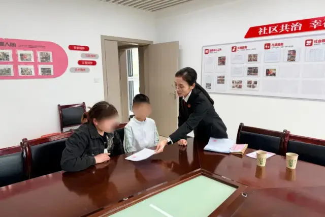法官与姑姑和小豪讲解监护情况 法官与姑姑和小豪讲解监护情况