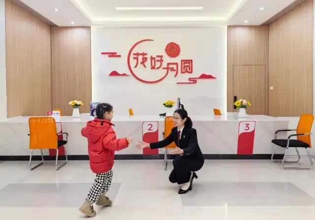 花山法庭法官劝导抚养纠纷案双方当事人重修旧好,女孩满心欢喜奔向法官 花山法庭法官劝导抚养纠纷案双方当事人重修旧好,女孩满心欢喜奔向法官