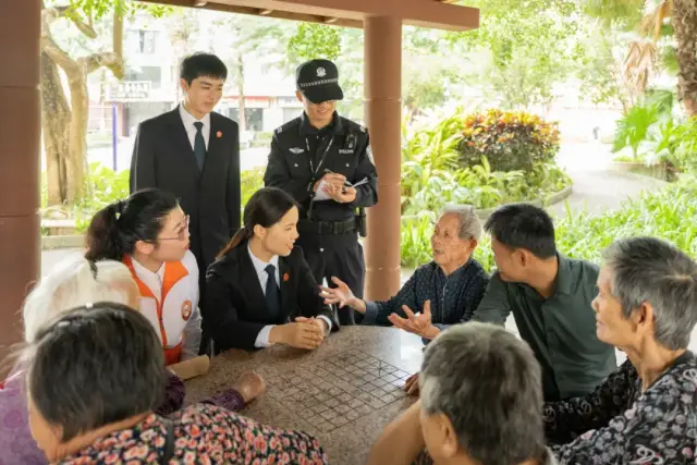 南城法庭法官在社区调解一起涉残障母女权益保护纠纷案件过程中,走访社区群众 南城法庭法官在社区调解一起涉残障母女权益保护纠纷案件过程中,走访社区群众