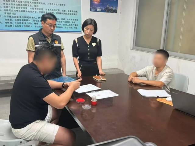 执行干警和调解员在一起劳务合同纠纷中开展调解 执行干警和调解员在一起劳务合同纠纷中开展调解