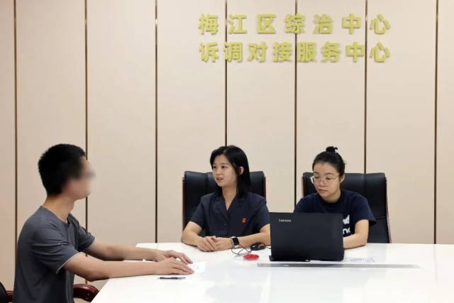 法官在综治中心驻法院工作室接待当事人