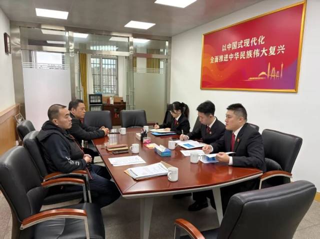 梅江法院会同西郊街道办综治中心工作人员等会商研判，探讨老旧小区加装电梯矛盾纠纷解决方案