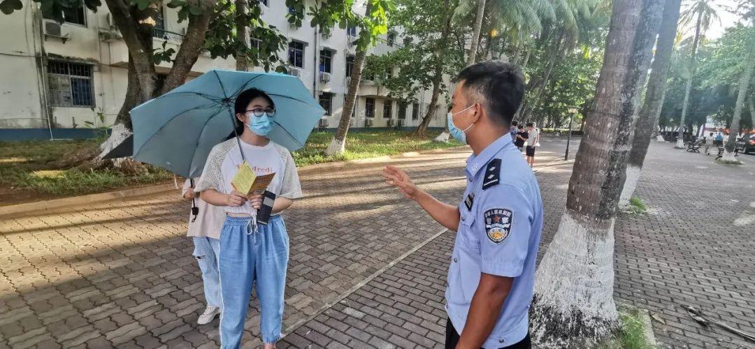 胥瑞向在校学生讲解毒品知识
