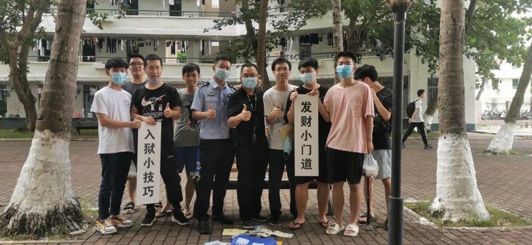 胥瑞和大漠叔叔在海南大学开展禁毒摆地摊活动