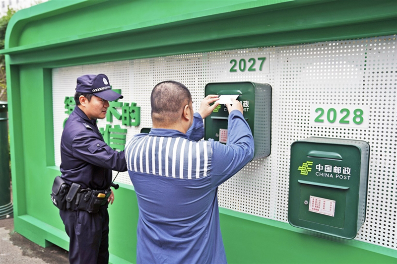 罪犯将写给自己的信投进邮箱