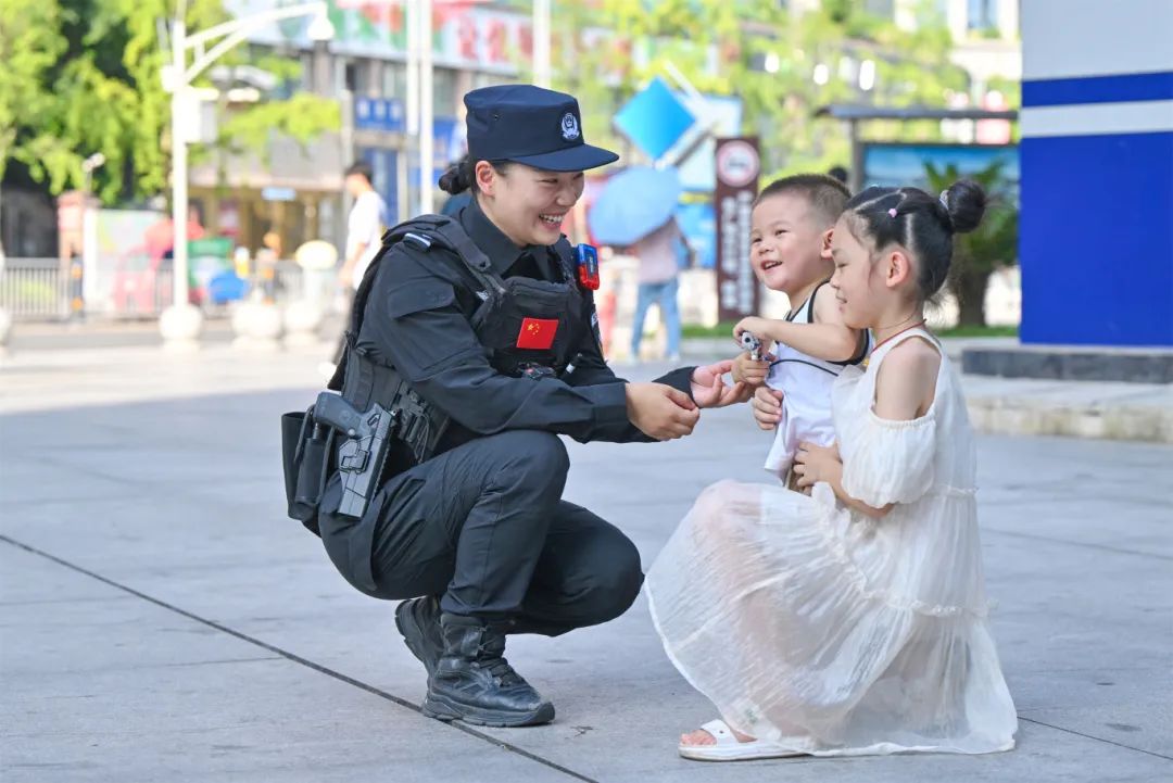 叶霞教小男孩握枪的姿势.JPG