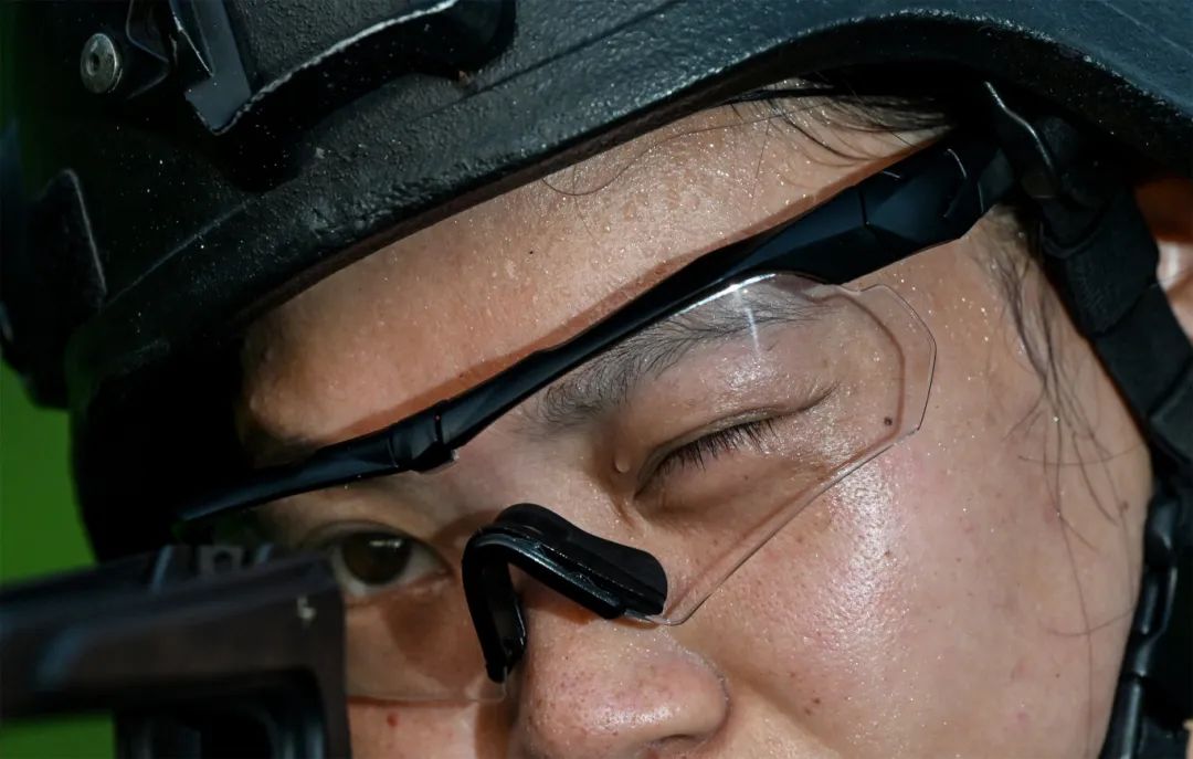 汗水即将流入眼中，叶霞坚持岿然不动.JPG