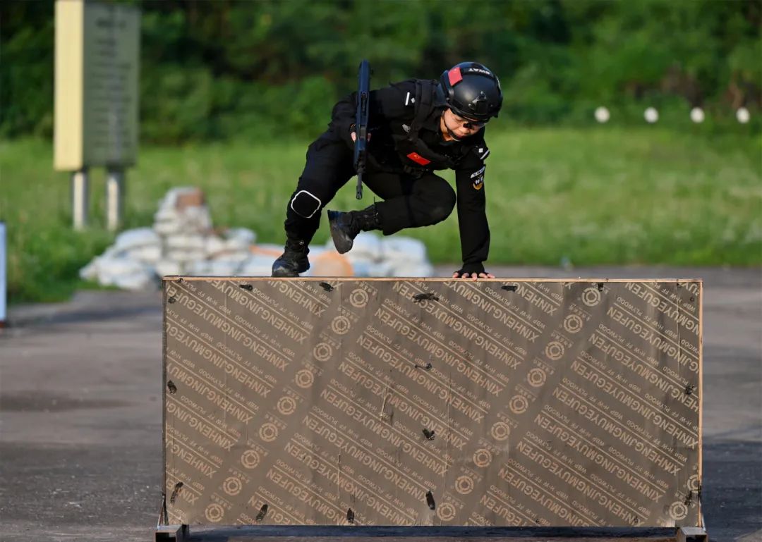 叶霞进行翻越矮墙的训练.JPG