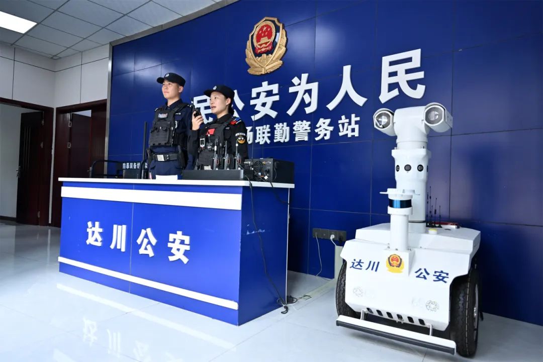 叶霞在警务站汇报执勤工作.JPG