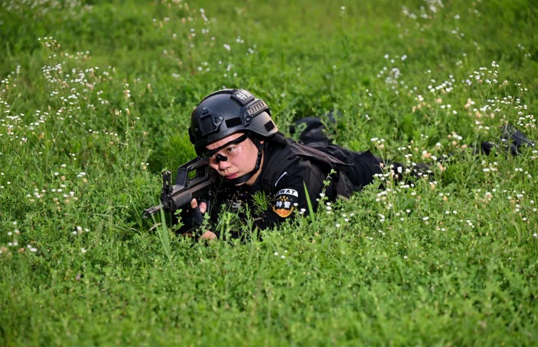 叶霞进行卧姿射击练习.JPG
