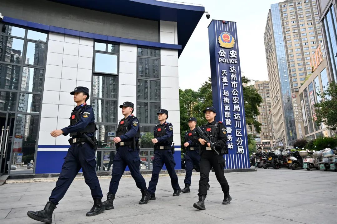 叶霞带队在天益广场街面联勤警务站值守.JPG