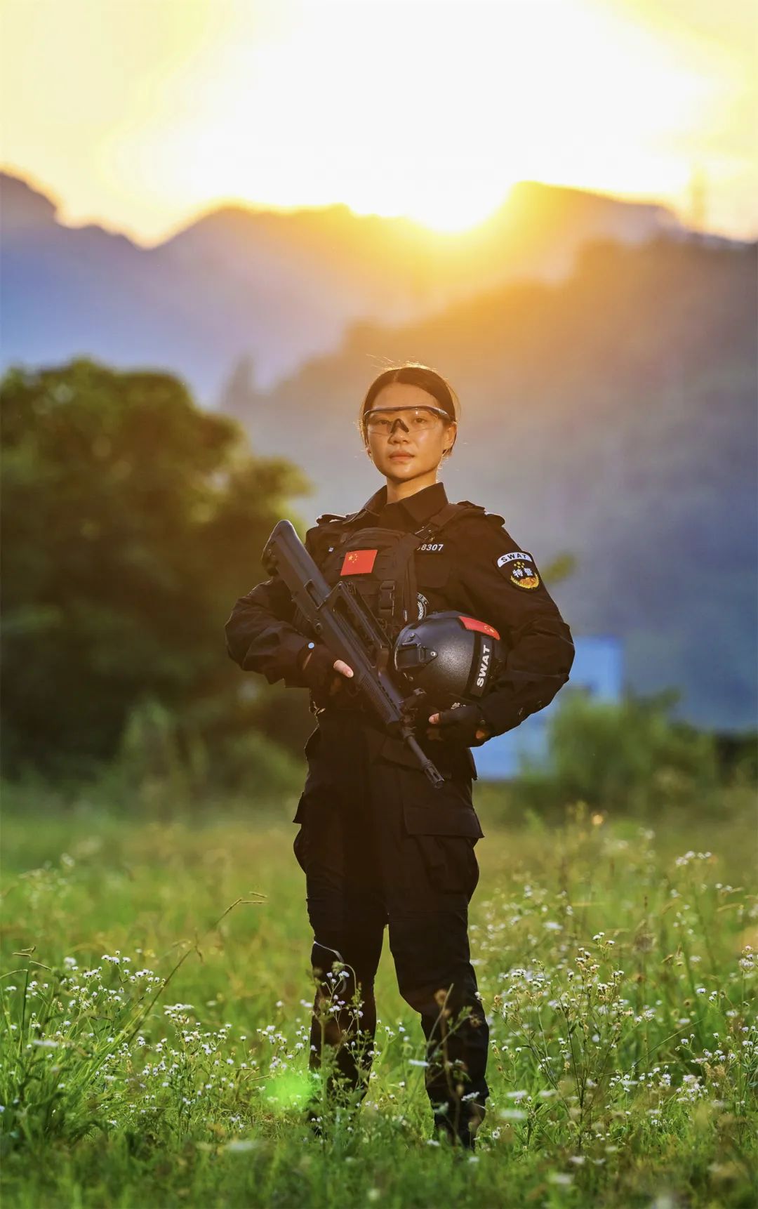 夕阳西下，晚霞照耀着叶霞飒爽的英姿.jpg