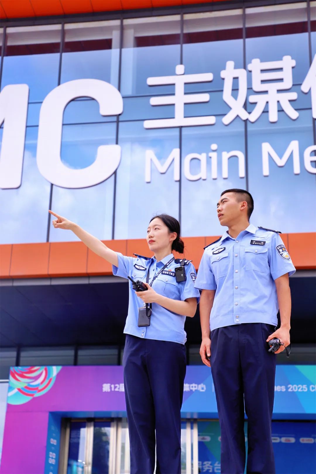 成都世运会东部赛区主媒体中心，执勤民警正在开展安全巡查工作。.JPG