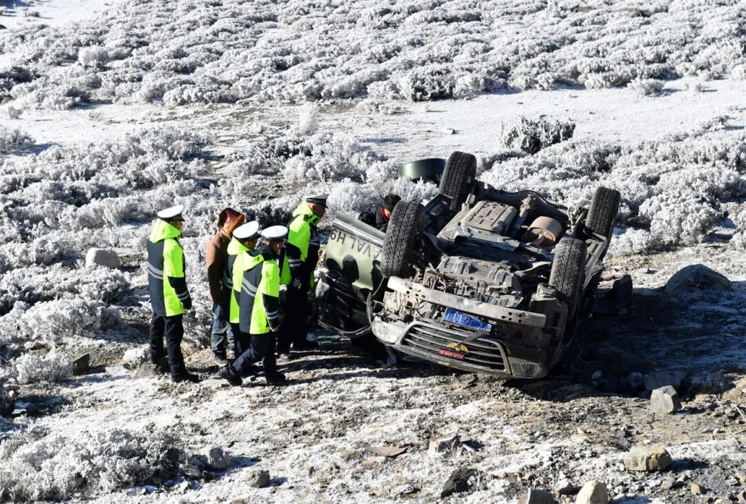 越野车倒扣在雪地里,情况紧急.JPG