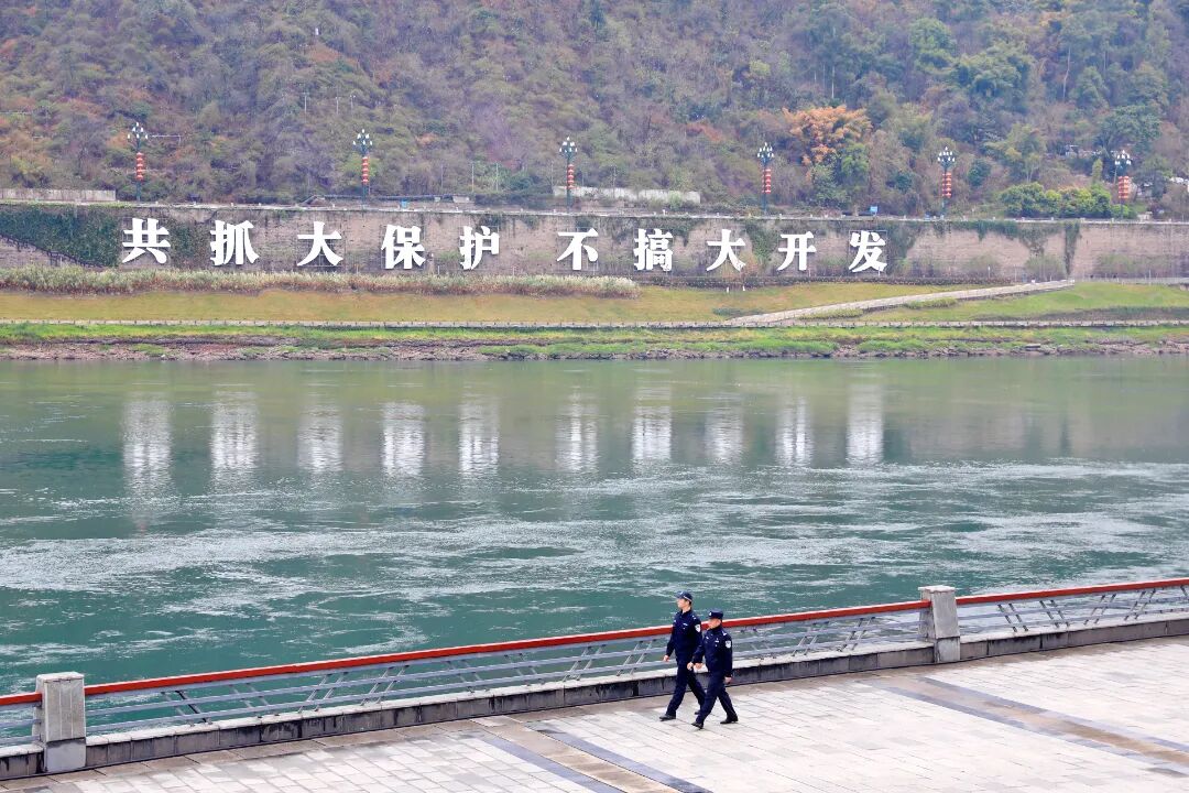 民警在长江零公里岸线巡逻,筑牢生态保护与治安防控双防线.jpg 民警在长江零公里岸线巡逻,筑牢生态保护与治安防控双防线.jpg