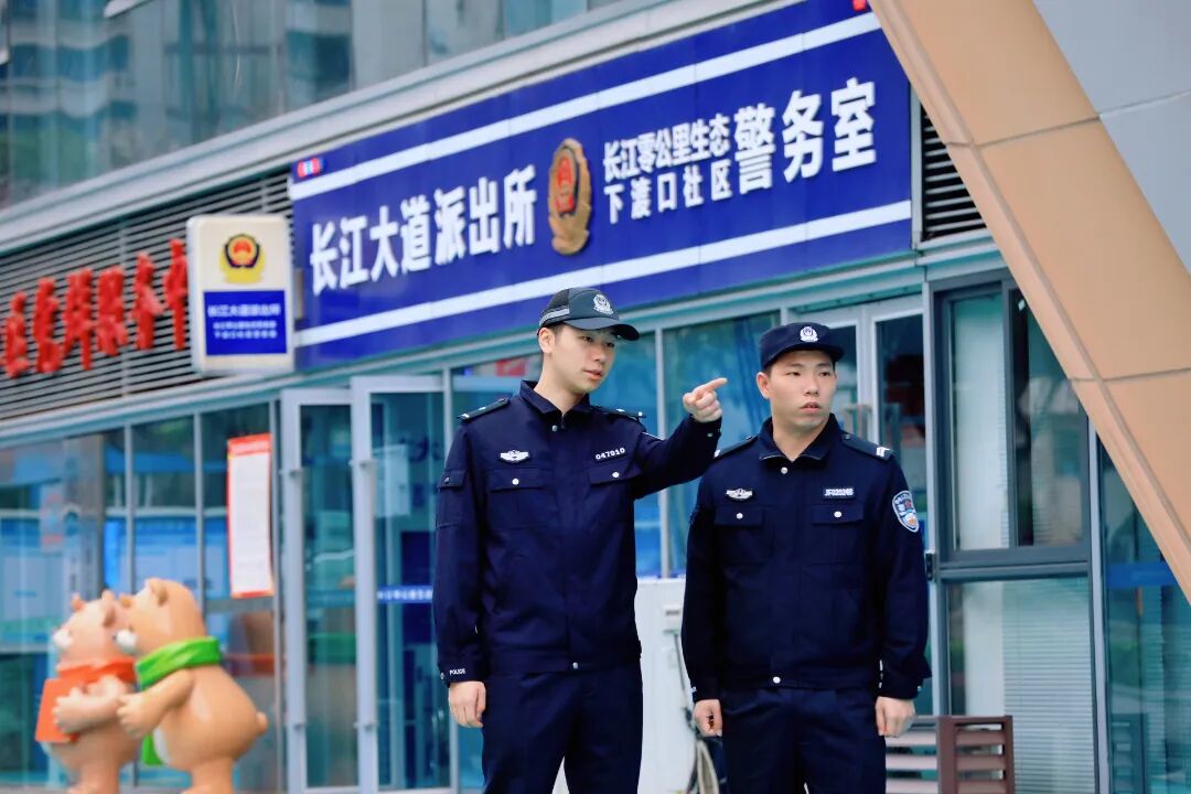 民警在长江零公里生态警务室前研判辖区治安,筑牢社区安全防线.jpg 民警在长江零公里生态警务室前研判辖区治安,筑牢社区安全防线.jpg