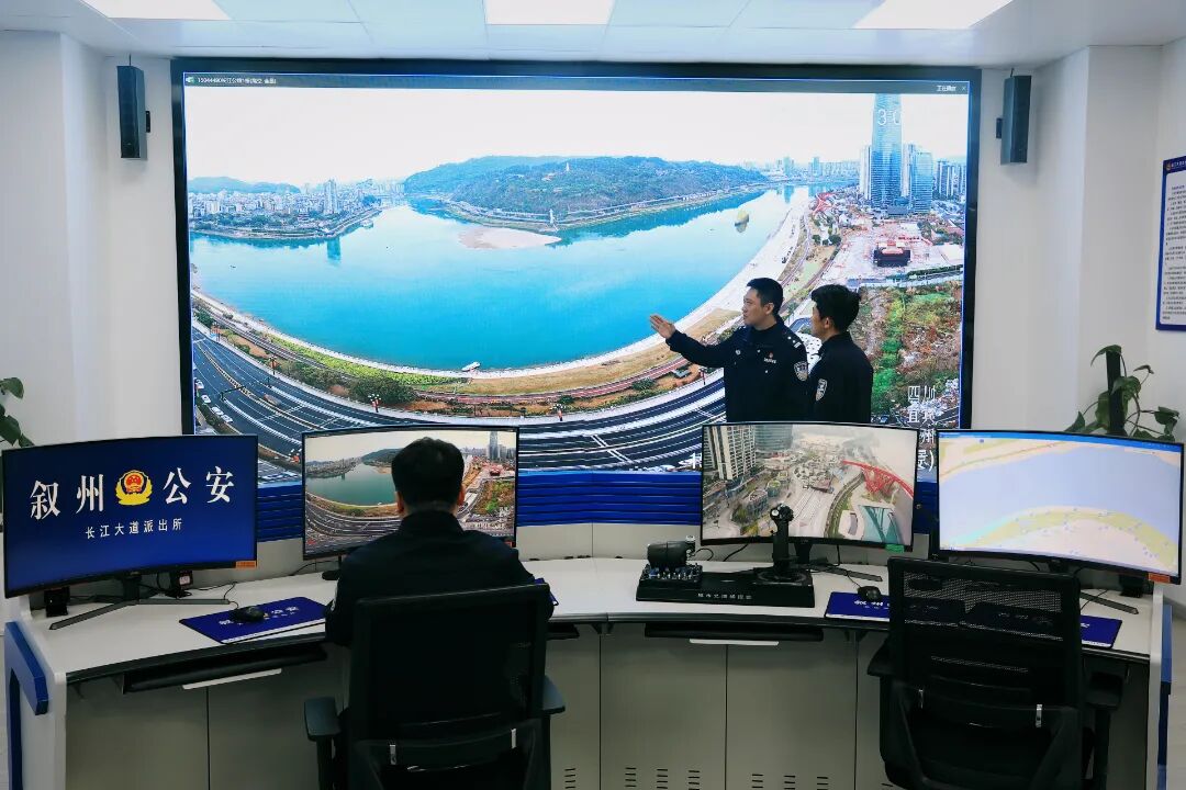 叙州公安民警通过大屏实时监控三江口区域,守护城市平安.jpg 叙州公安民警通过大屏实时监控三江口区域,守护城市平安.jpg