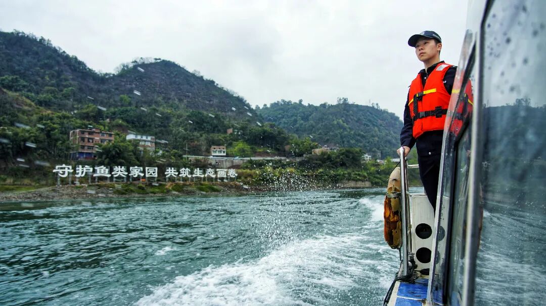 民警乘艇巡江,践行“守护鱼类家园,共筑生态画卷”的承诺.jpg 民警乘艇巡江,践行“守护鱼类家园,共筑生态画卷”的承诺.jpg