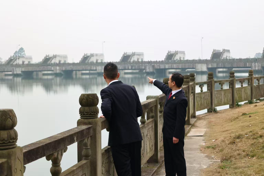 彭州市检察院公益诉讼部门检察官前往湔江堰开展“回头看”.jpg 彭州市检察院公益诉讼部门检察官前往湔江堰开展“回头看”.jpg