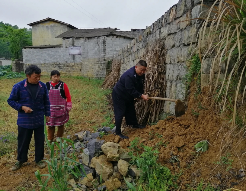 纠纷调解,挖渠修路…他二十岁驻乡,一干就是三十二年