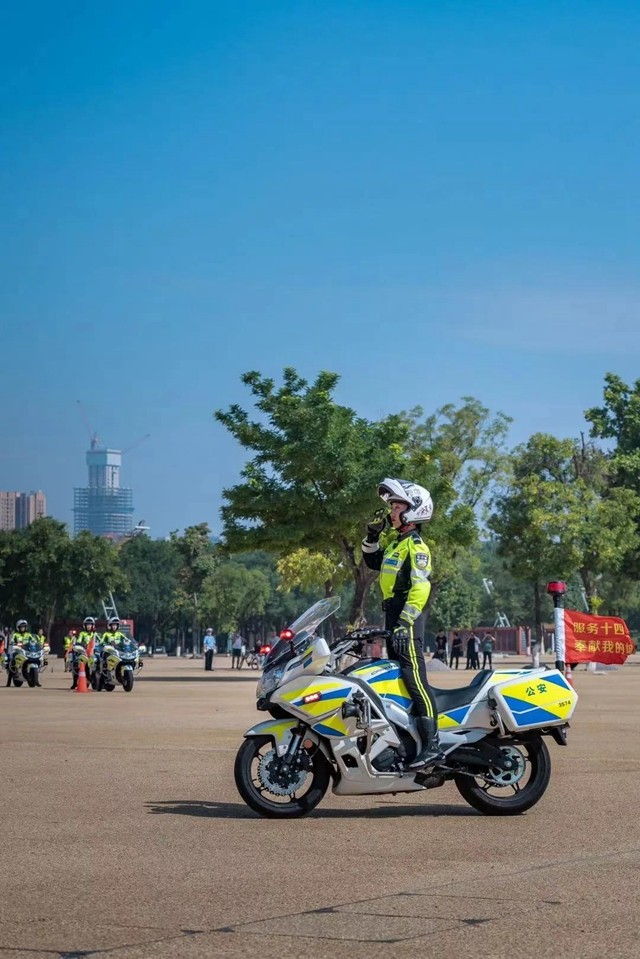 站立骑行,蛇形绕桩,隐蔽骑行.又美又飒!西安公安交警女子铁骑亮相古城