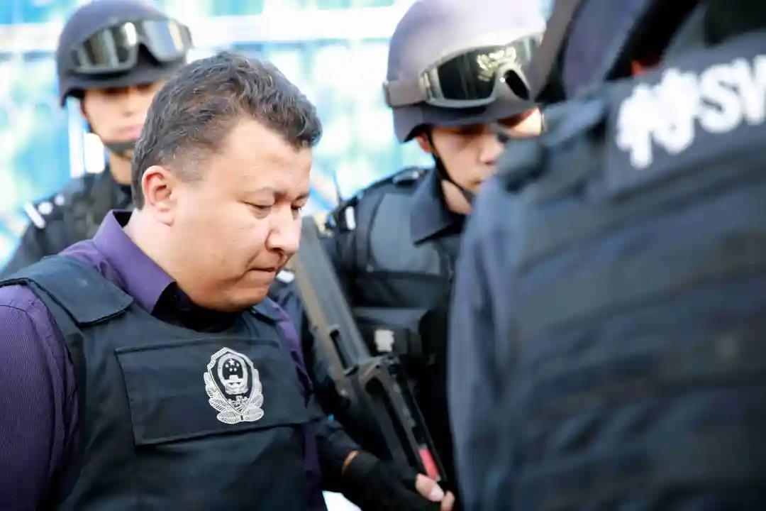 "我们有三个女儿,但每个女儿出生他都因为工作错过了"