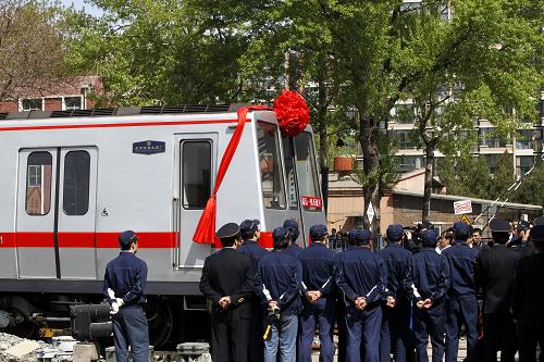 4月12日,北京地铁1号线最后一组"闷罐车"缓缓开进古城车辆段车库