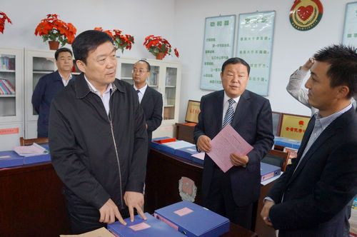 书记,厅长杨景海在厅党委委员,副厅长,监狱管理局局长万治贵的陪同下