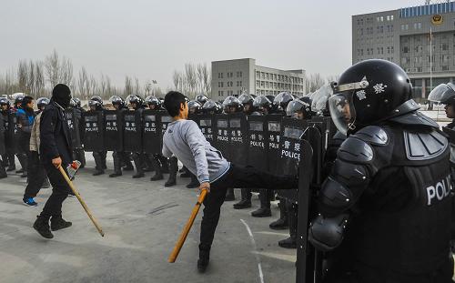 3月15日,喀什地区公安局特警支队的特警在进行防暴队形演练.