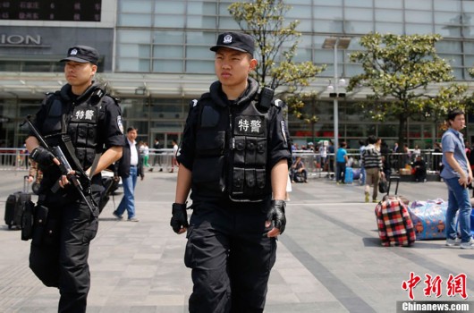 上海火车站加强警力部署 特警持枪巡逻