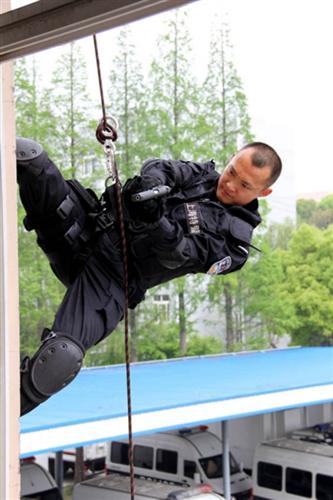 上海特警3秒救人质组建水面空中反恐力量